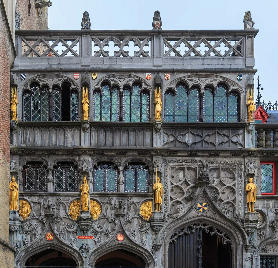 Fachada de la Basílica de la Santa Sangre en la plaza Burg de Brujas, que custodia la reliquia de la Preciosa Sangre.