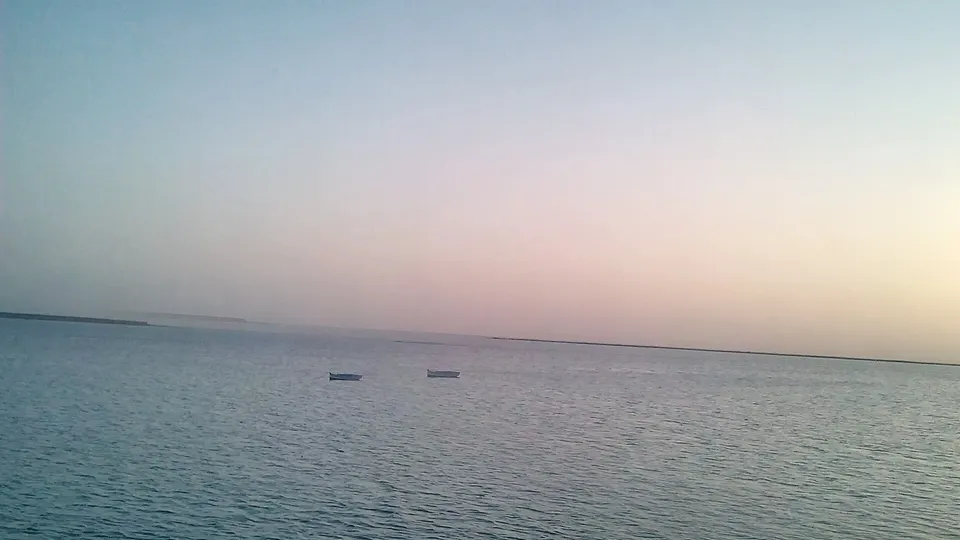 Aguas color turquesa y ambiente apacible en la playa de la Seguia en Aghir, Djerba.