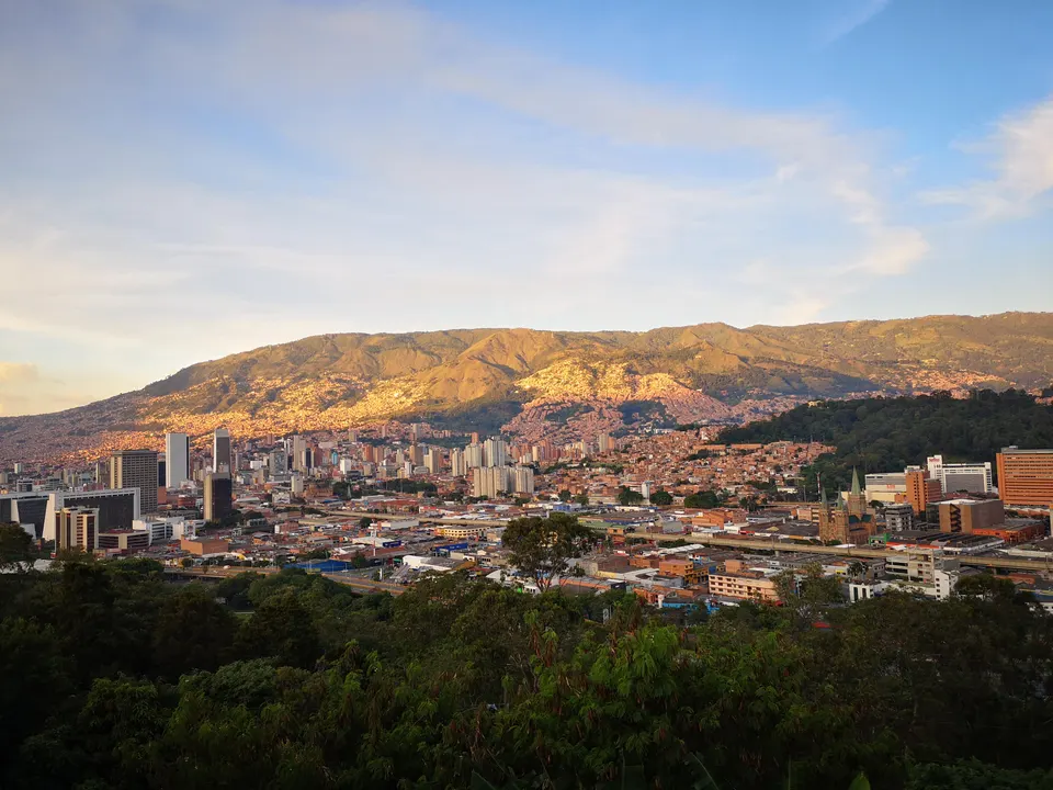 Panorámica de Medellín en el valle de Aburrá flanqueada por las verdes montañas de la cordillera Central