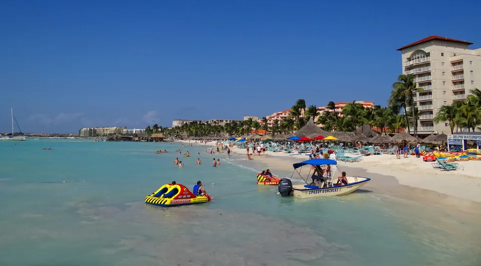 Vista de Palm Beach desde el muelle del Hyatt Regency, Aruba.