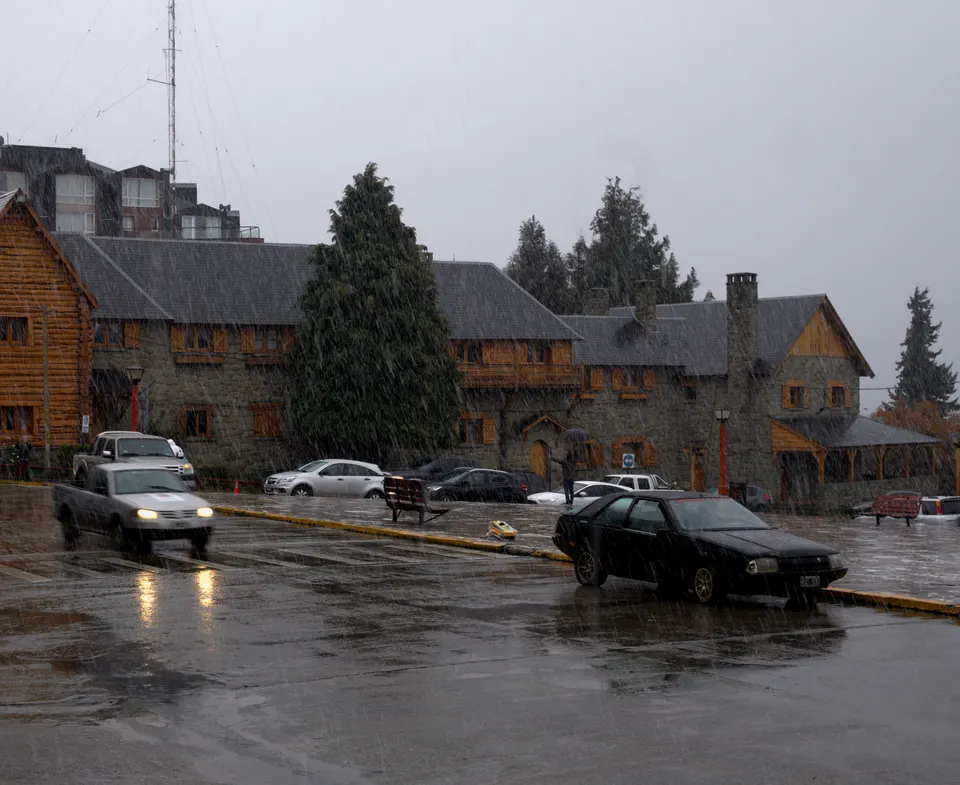 Plaza del Centro Cívico de Bariloche con su torre del reloj de piedra volcánica y madera de ciprés nevada.