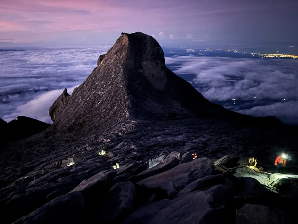 Macizo de granito del Monte Kinabalu elevándose a 4.095 metros sobre las nubes en Sabah, Borneo.