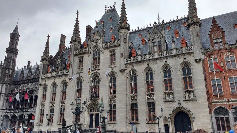 El Provinciaal Hof neogótico en la plaza Markt de Brujas, sede administrativa histórica de la provincia.