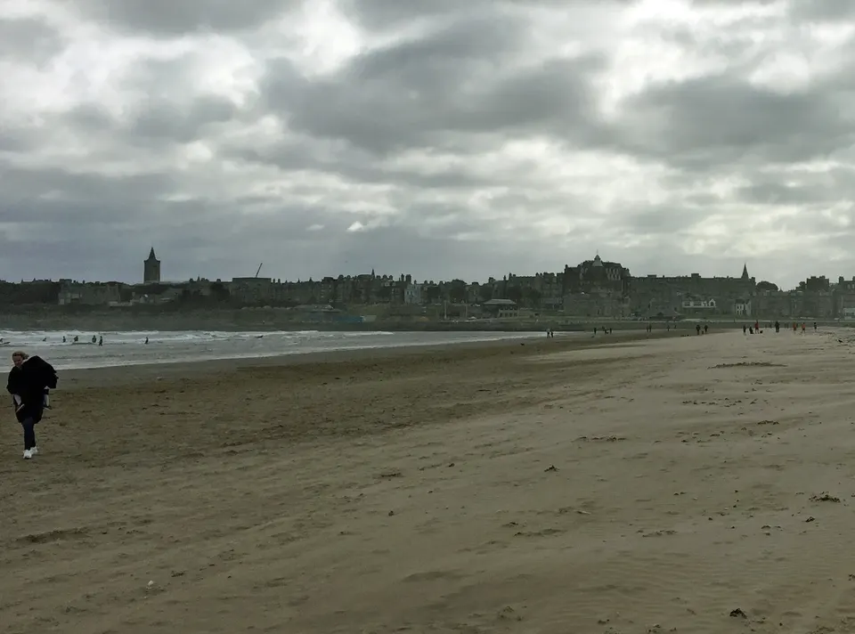 Extensa playa de arena de West Sands en St Andrews, escenario de Carros de fuego.