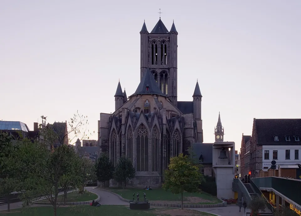 Fachada gótica escaldiana de la Iglesia de San Nicolás, una de las tres torres del perfil urbano de Gante.