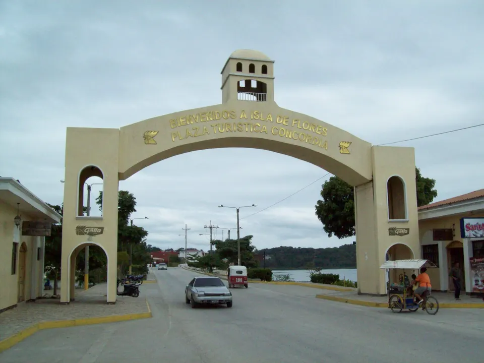Calzada elevada sobre las aguas del lago que une la península de Santa Elena con la Isla de Flores.