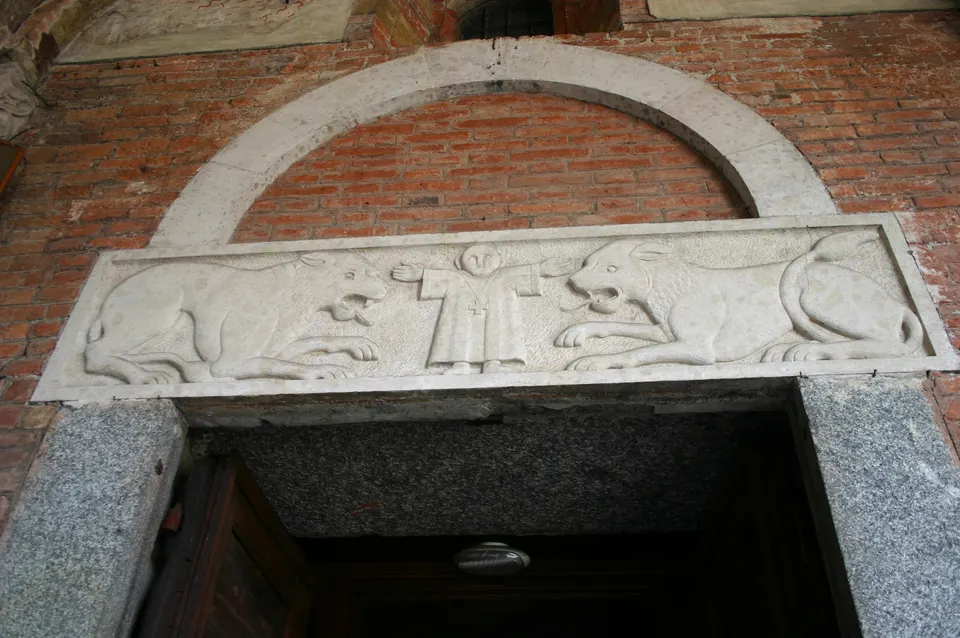 La fachada de la Basílica de Sant'Ambrogio, en Milán.