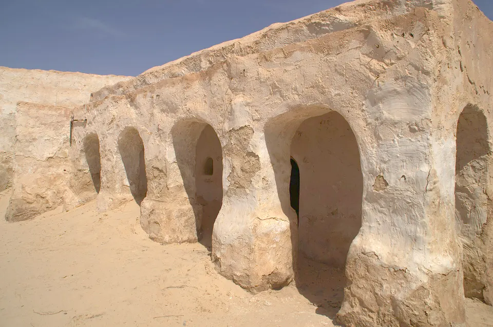 Decorados originales de la ciudad galáctica de Mos Espa en las dunas de Ong Jmel.