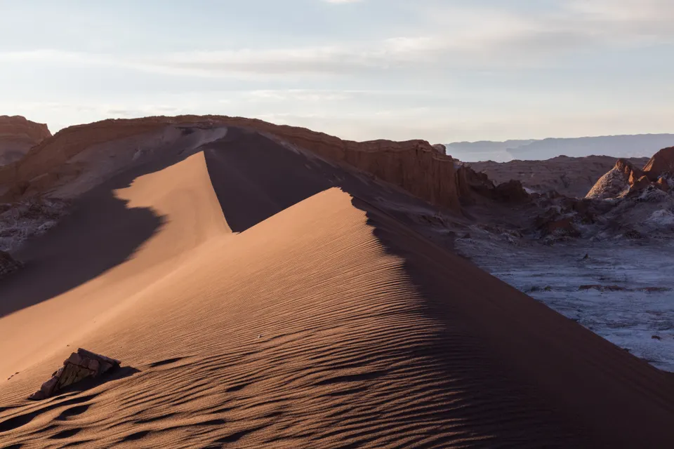 Cresta de la Duna Mayor y formaciones geológicas de sal en el Valle de la Luna.