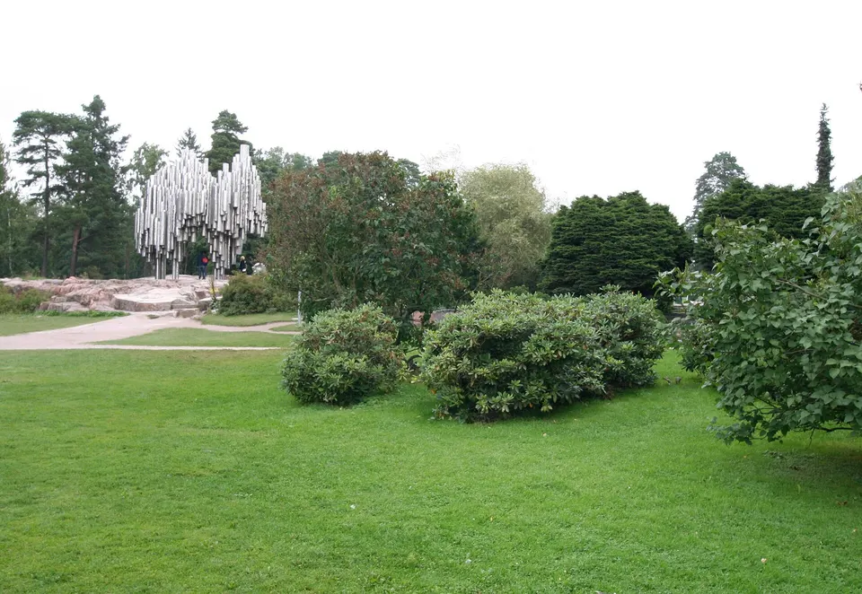 Escultura abstracta de tubos de acero suspendidos en homenaje al compositor Jean Sibelius en Töölö.