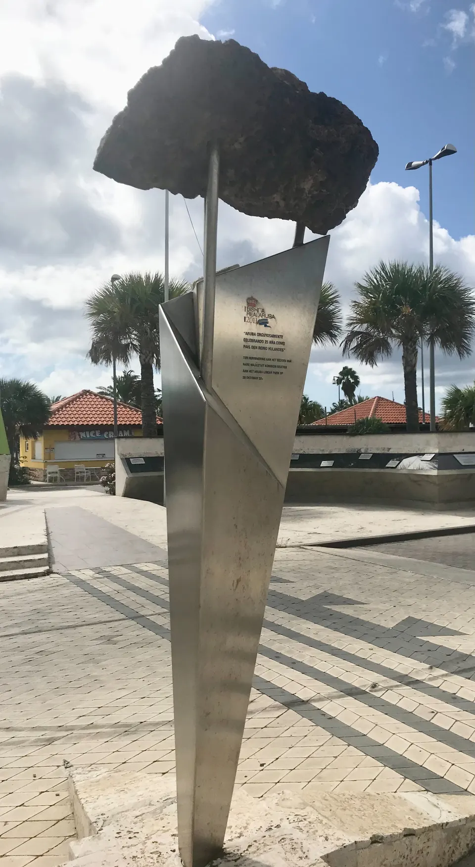 Monumento en el paseo marítimo Linear Park, junto a Eagle Beach, Aruba.
