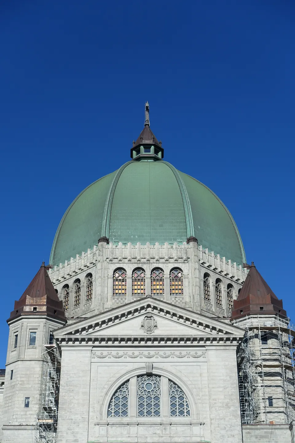 La monumental cúpula renacentista de la basílica del Oratorio de San José en las laderas de Mont-Royal.