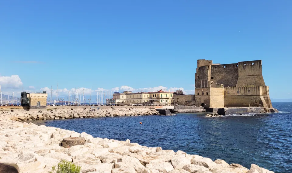 El Castel dell'Ovo, sobre la antigua isla de Megaride, en Nápoles.