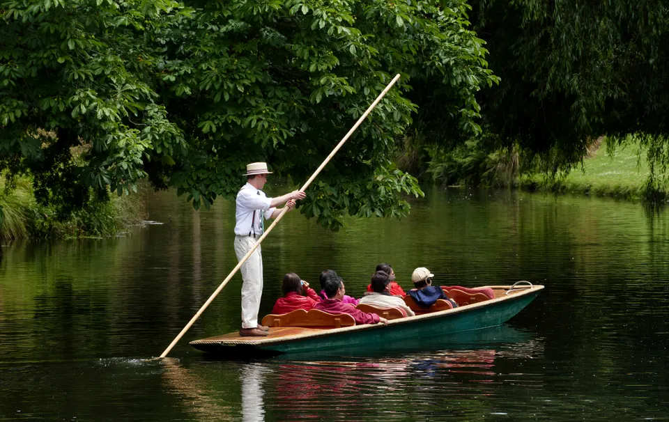 Senderos ajardinados y pabellones de cristal en los históricos Jardines Botánicos de Christchurch.