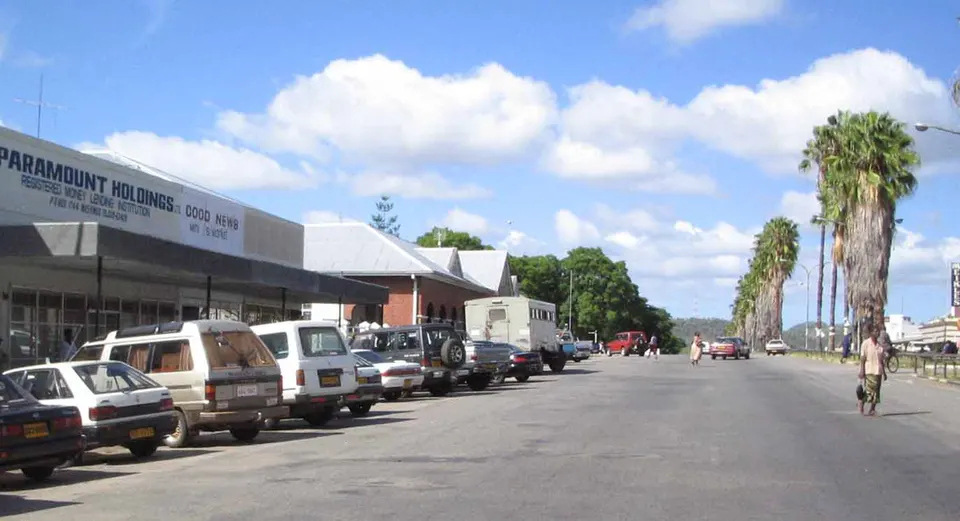 Avenida urbana y edificios históricos de Masvingo, la ciudad más antigua fundada en Zimbabue moderno.