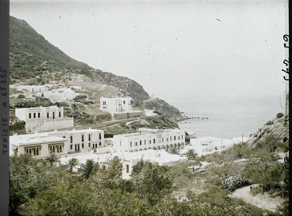 Estación termal de Korbous donde manantiales calientes brotan entre las rocas del mar.