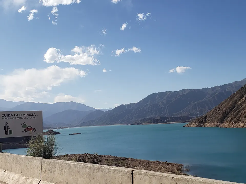 Embalse y dique Potrerillos con sus aguas turquesas rodeadas por la precordillera mendocina.