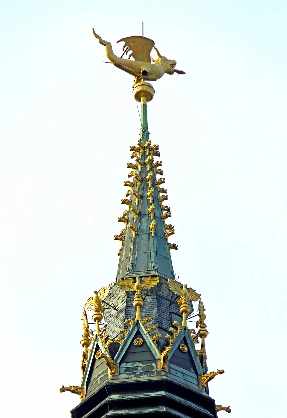 Remate del Campanario de Gante con el dragón dorado que corona la torre.