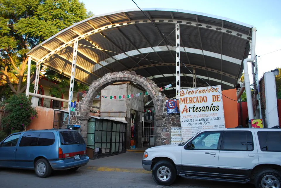 Puestos de artesanías, corazones de hojalata y espejos de latón en el Mercado de Artesanías de San Miguel.