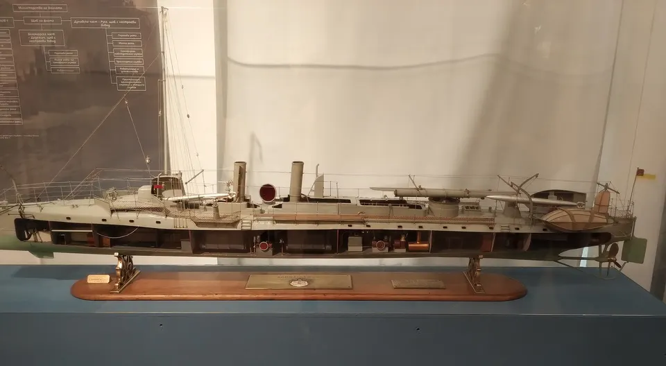 Histórico buque torpedero Drazki conservado como monumento en el Museo Naval de Varna.