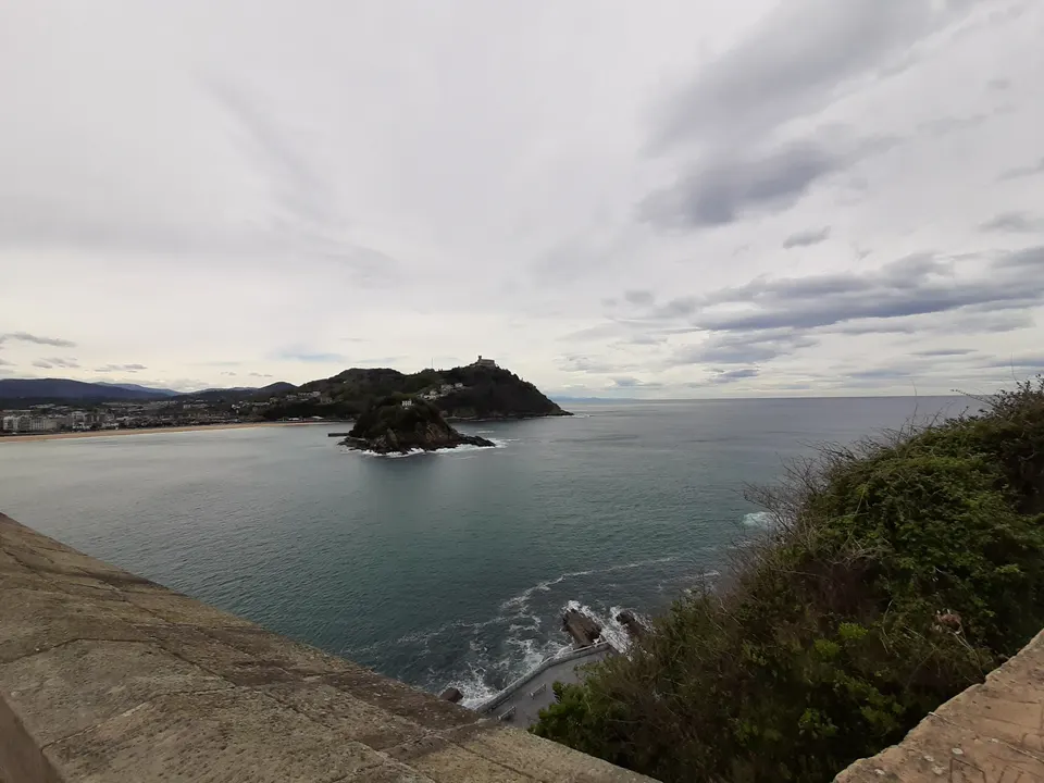 La Isla de Santa Clara en el centro de la bahía de San Sebastián.