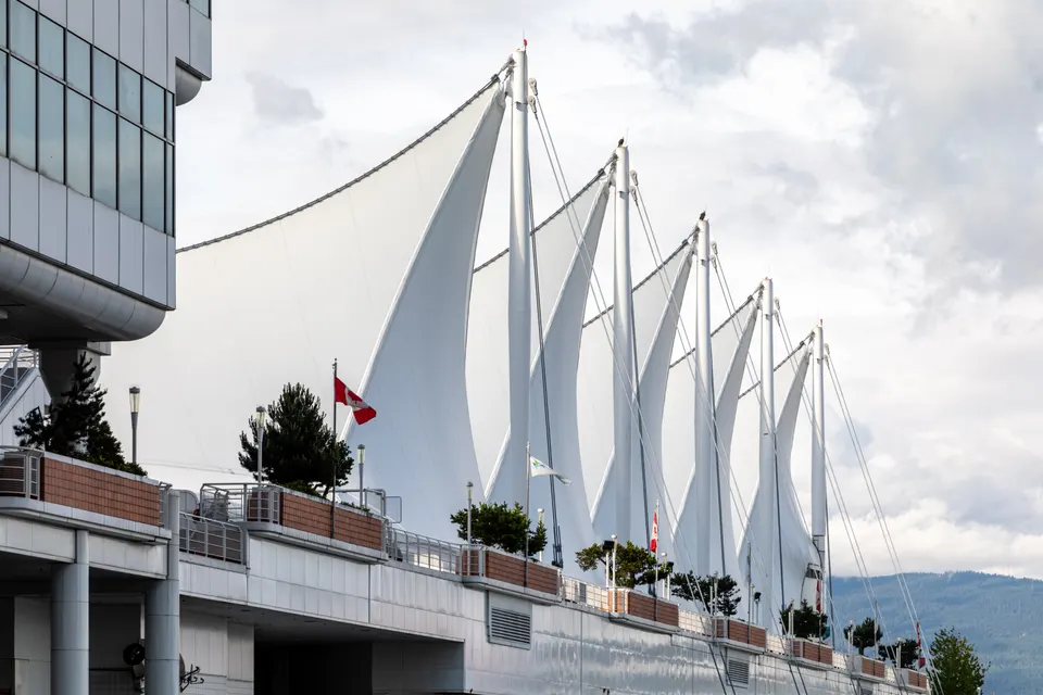 Las cinco velas de teflón blanco de Canada Place sobre el puerto de Burrard Inlet en Vancouver.