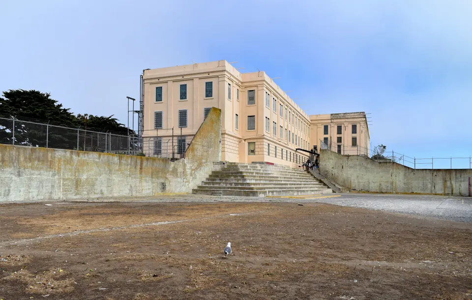 Recreation yard and dining hall building of the former Alcatraz prison in San Francisco, California en san-francisco