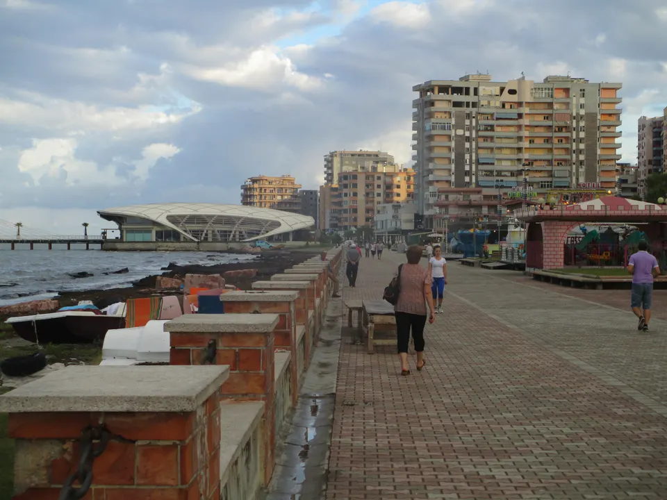 El paseo marítimo Vollga de Durrës, junto a la playa.