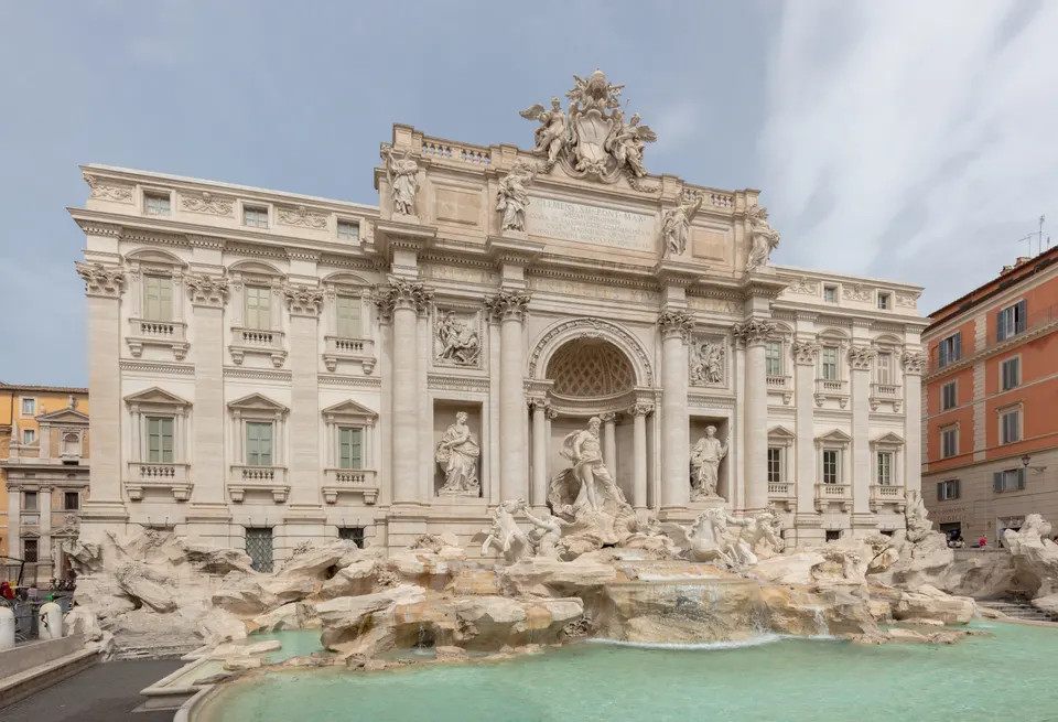 La Fontana di Trevi en Roma, con sus esculturas de mármol.