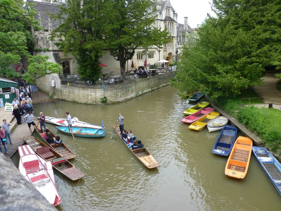 Punting (paseo en batea) sobre el río Cherwell, cerca de Magdalen College, Oxford.