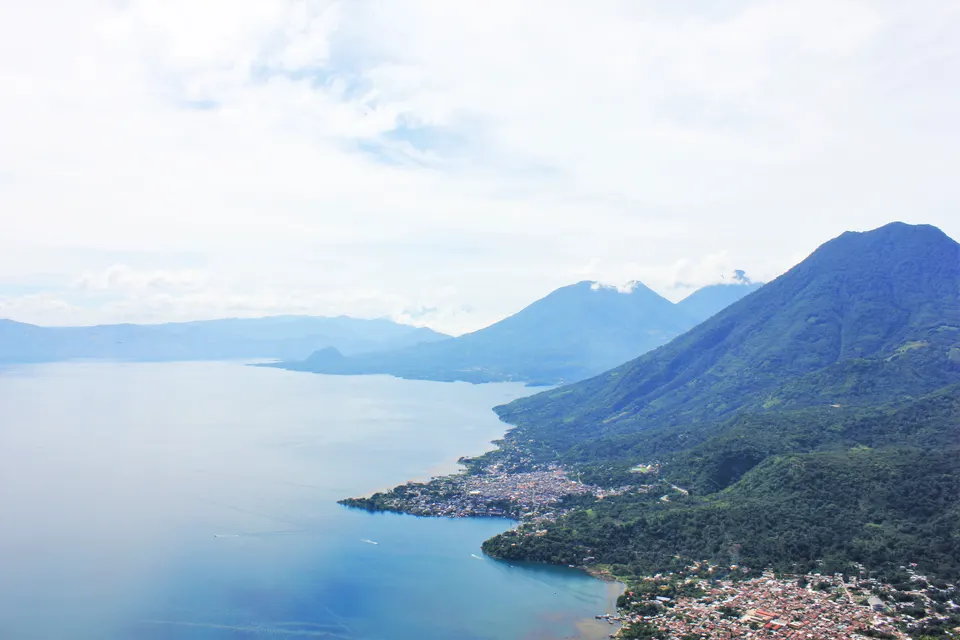 Vista aérea panorámica de la caldera del Lago de Atitlán y el pueblo de San Pedro desde el mirador Nariz del Indio.