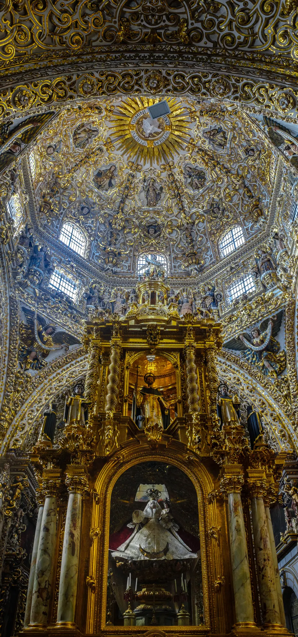 Interior cubierto de oro de 23 quilates y yesería churrigueresca de la Capilla del Rosario en Puebla.