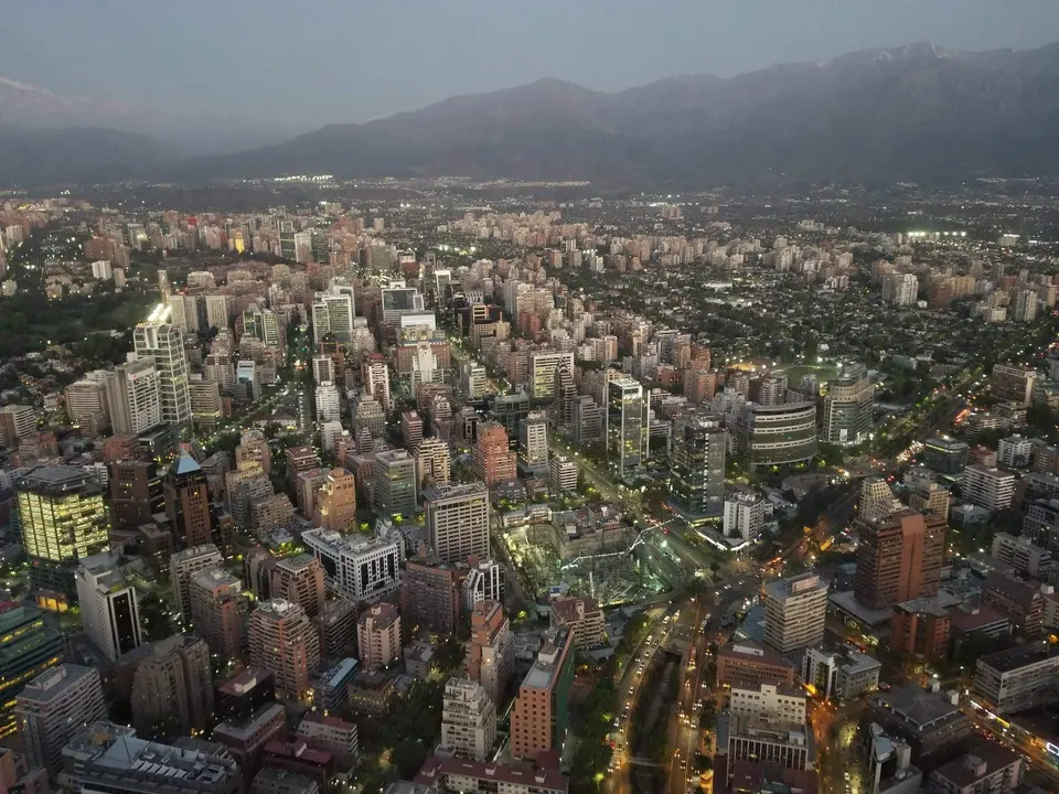 La Gran Torre Santiago de 300 metros de altura en el centro financiero de Providencia.
