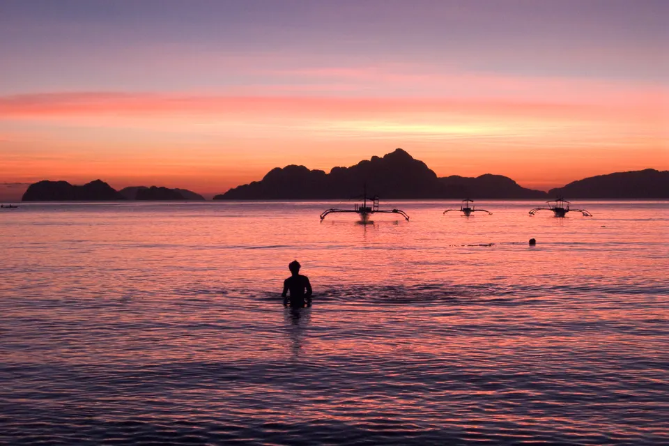 Aguas turquesas cristalinas y farallones kársticos en las lagunas de El Nido, Palawan, Filipinas.