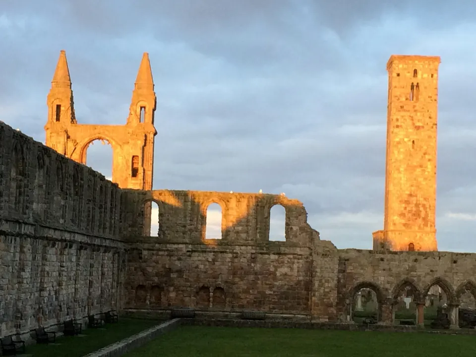 Ruinas de la catedral de St Andrews iluminadas al atardecer.
