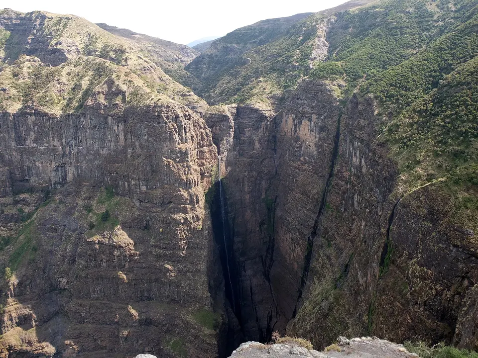 Gran caída vertical de quinientos metros de agua de la cascada Jinbar en el cañón de Simien.