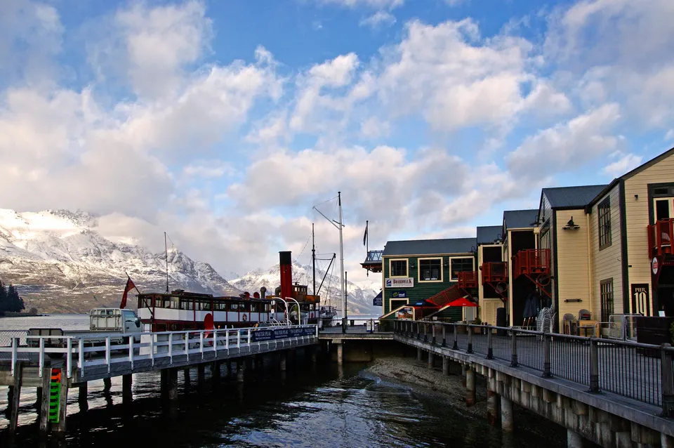 Paseo peatonal y orillas tranquilas del lago glaciar Wakatipu en el centro de Queenstown.