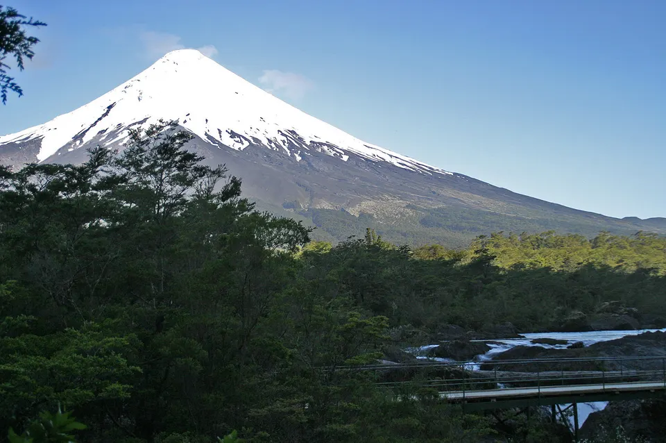 Cono perfecto y glaciar cumbrero del volcán Osorno elevándose sobre los bosques nativos de la cordillera