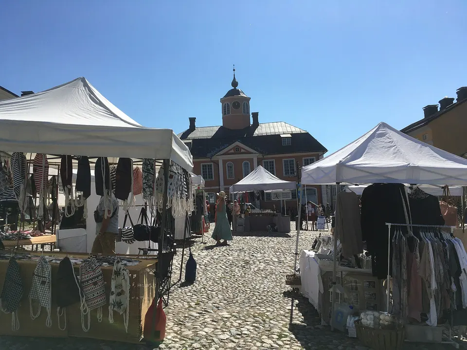 Mansión de madera del siglo XVIII de la Casa Holm en la plaza del Antiguo Ayuntamiento de Porvoo.
