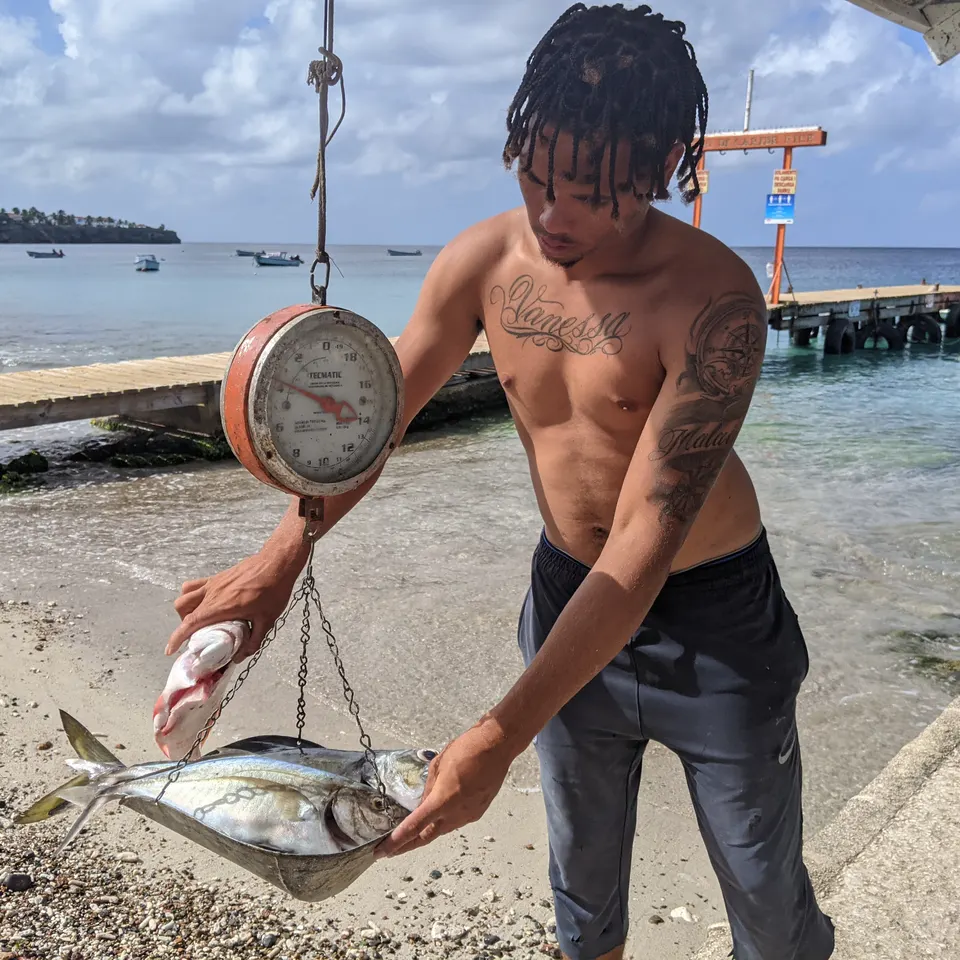 Puesto de venta de pescadores locales en Playa Grandi, Westpunt.