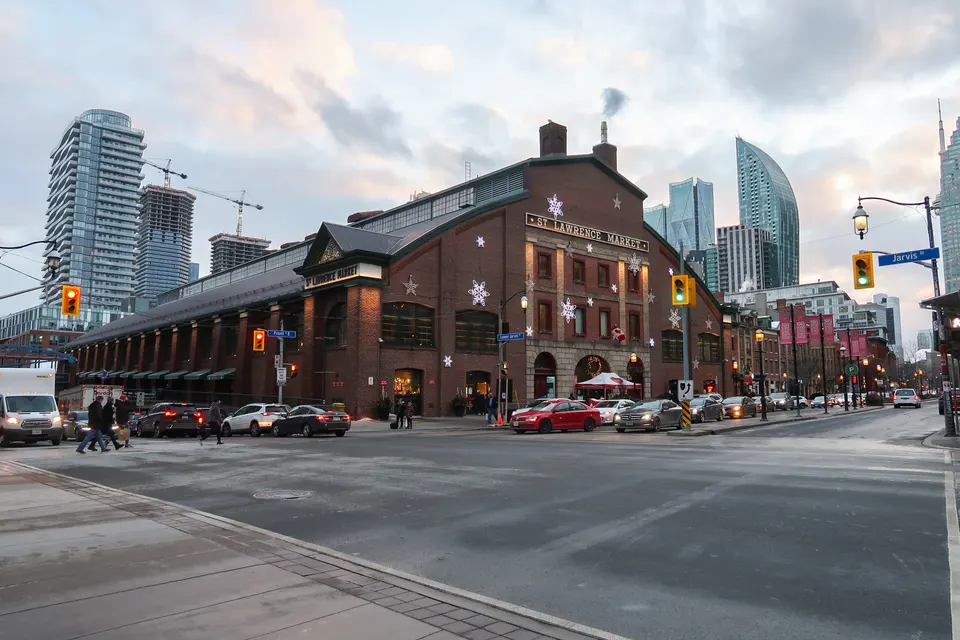 Exterior histórico de ladrillo del St. Lawrence South Market en Toronto.