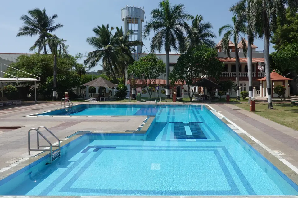 Piscina y zona de descanso en un resort hotelero durante temporada turística.
