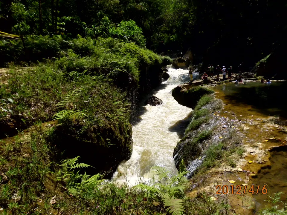 El Sumidero de Semuc Champey, donde el caudaloso Río Cahabón desaparece bajo el puente natural de roca.