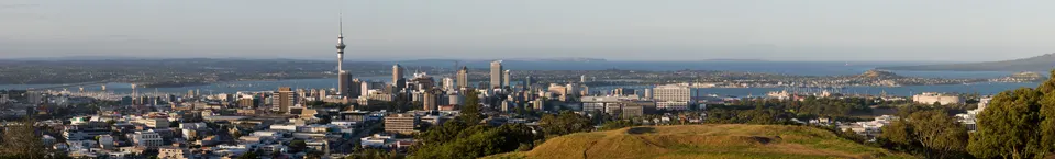 Horizonte urbano de Auckland dominado por la Sky Tower frente a los veleros del puerto de Waitemata.
