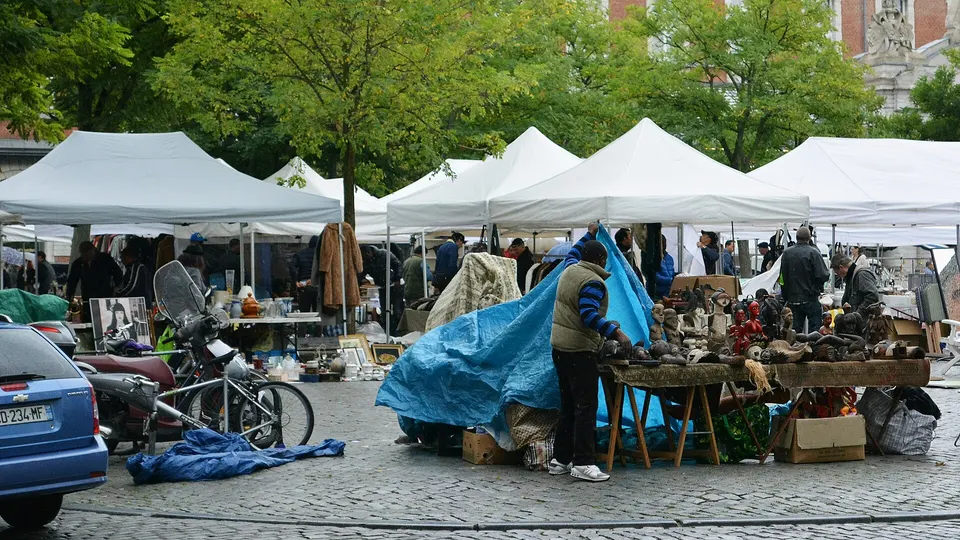 Puestos del mercado de pulgas de la plaza del Jeu de Balle, en el barrio popular de las Marolles de Bruselas.