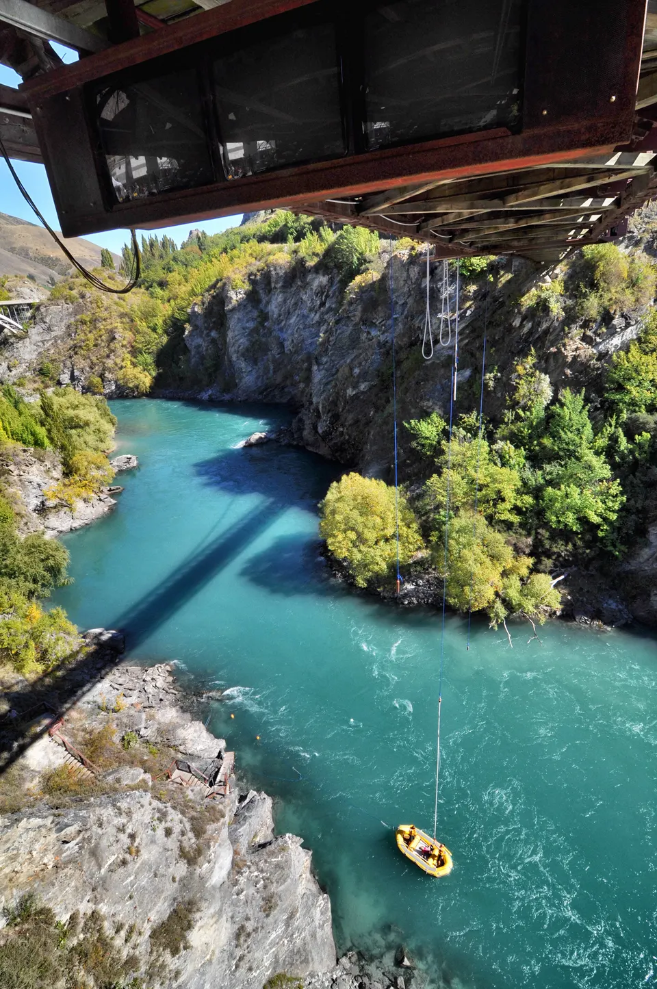 Salto de puenting bungy desde el histórico puente colgante sobre el cañón del río Kawarau.