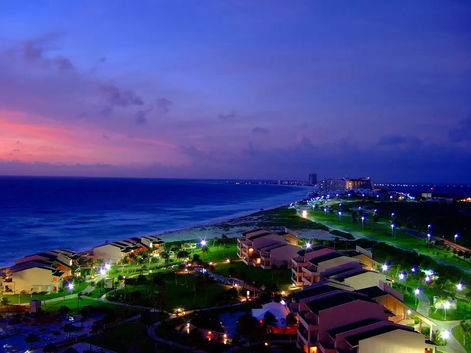 Early morning Hotel Zone Cancun at Oct/23/2007 en cancun