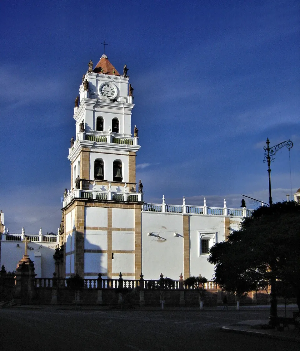 Terrazas blancas y campanarios del Convento de San Felipe Neri en Sucre.