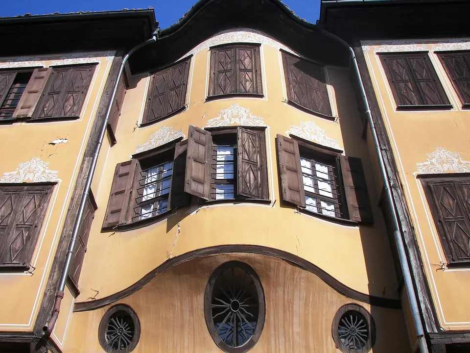 Callejuelas empedradas flanqueadas por mansiones de madera del Renacimiento Nacional en Plovdiv.