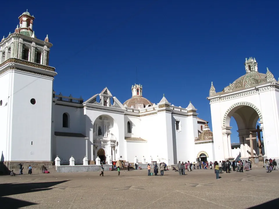 Fachada blanca y cúpulas con azulejos moriscos de la Basílica de Nuestra Señora de Copacabana.